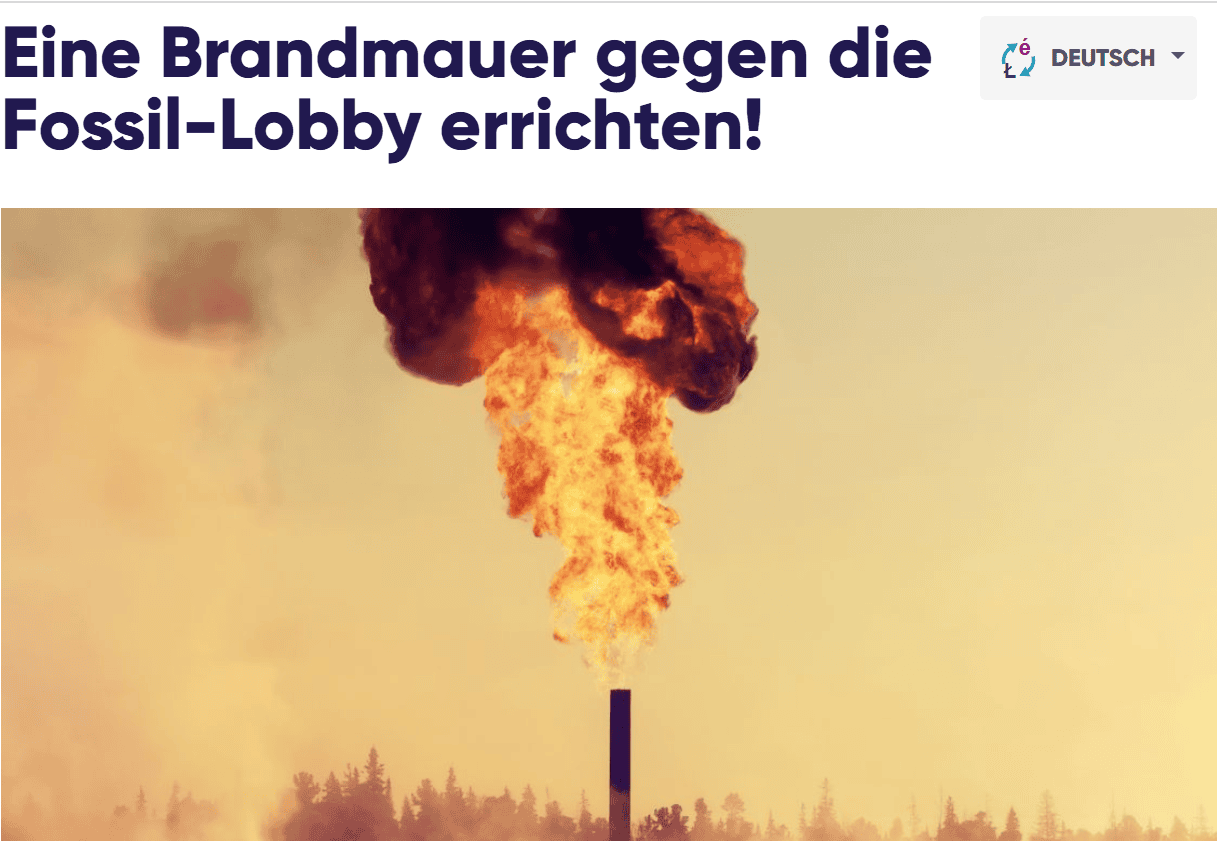 Bild einer Ölquelle, aus der Feuer lodert, mit Verschmutzung im Vordergrund und einem Wald im Hintergrund.